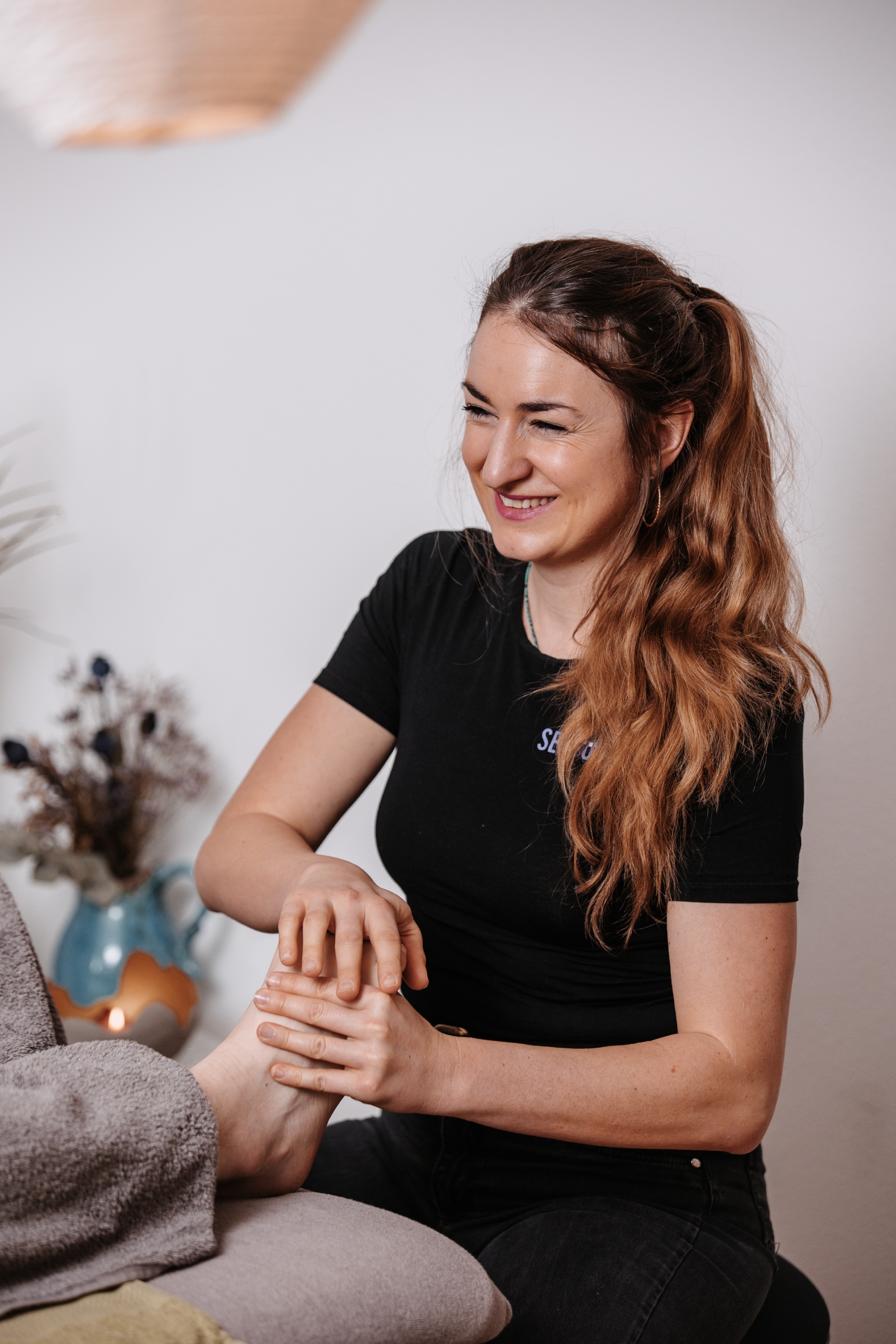 Annika Frei bei der Fussreflexzonenmassage